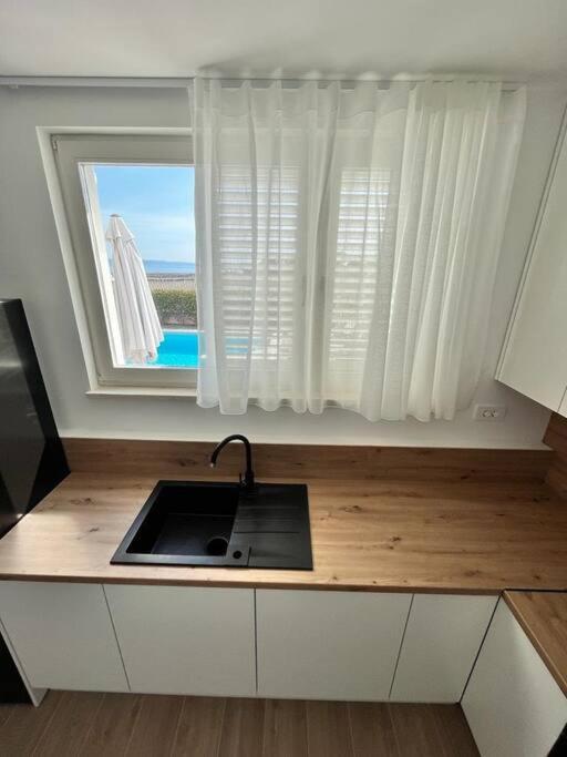 Blue With Shared Pool Apartman