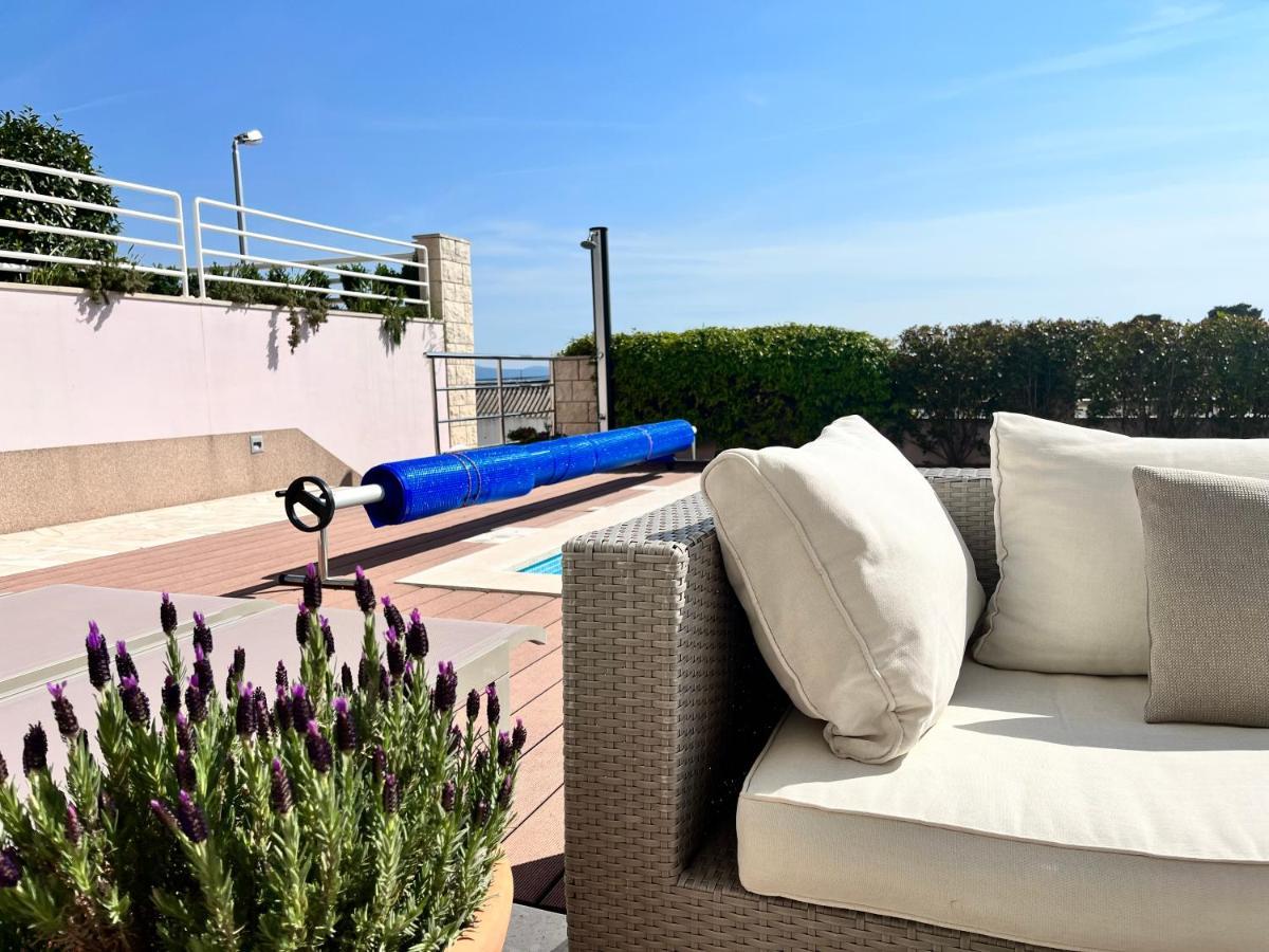 Blue With Shared Pool Apartman Split